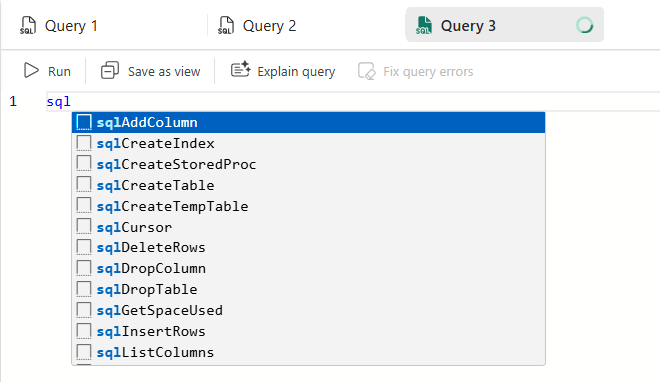 Screenshot dell'editor di query del portale Fabric che mostra frammenti di codice.